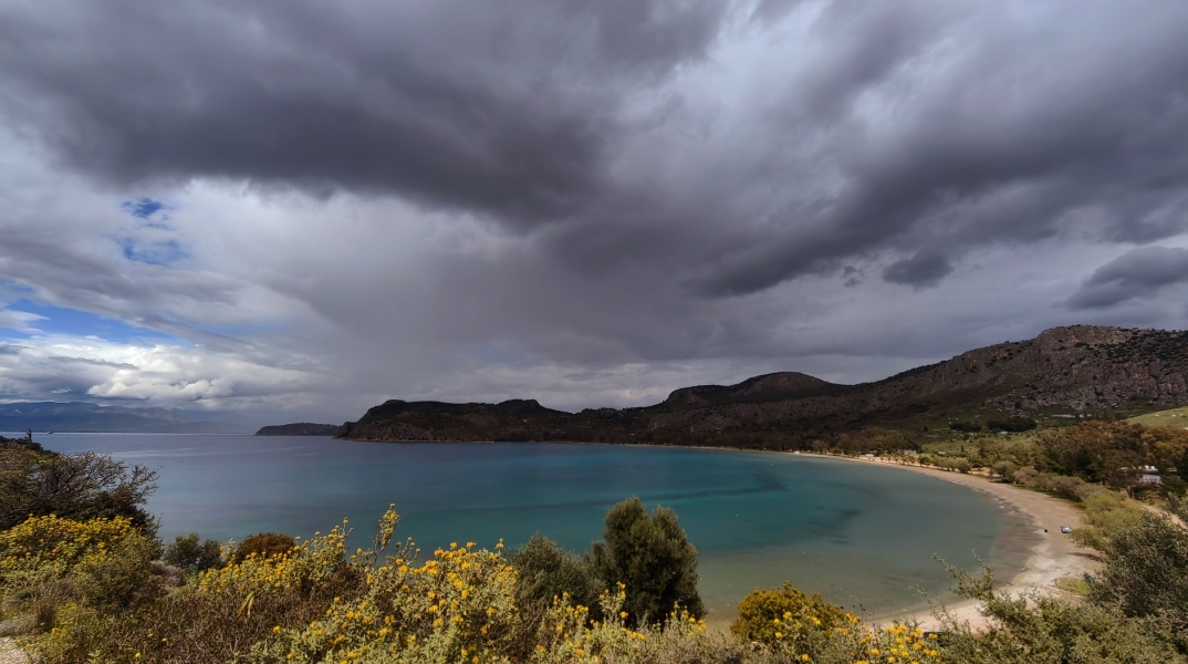 Καιρός αύριο: Συννεφιά και τοπικές βροχές στα δυτικά και την κεντρική Μακεδονία