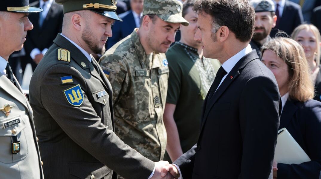 Ο Εμανουέλ Μακρόν σφίγγει το χέρι Ουκρανού αξιωματικού, στην πρόσφατη τελετή για τα 81 χρόνια από τη λήξη του Β Παγκοσμίου πολέμου στο Παρίσι