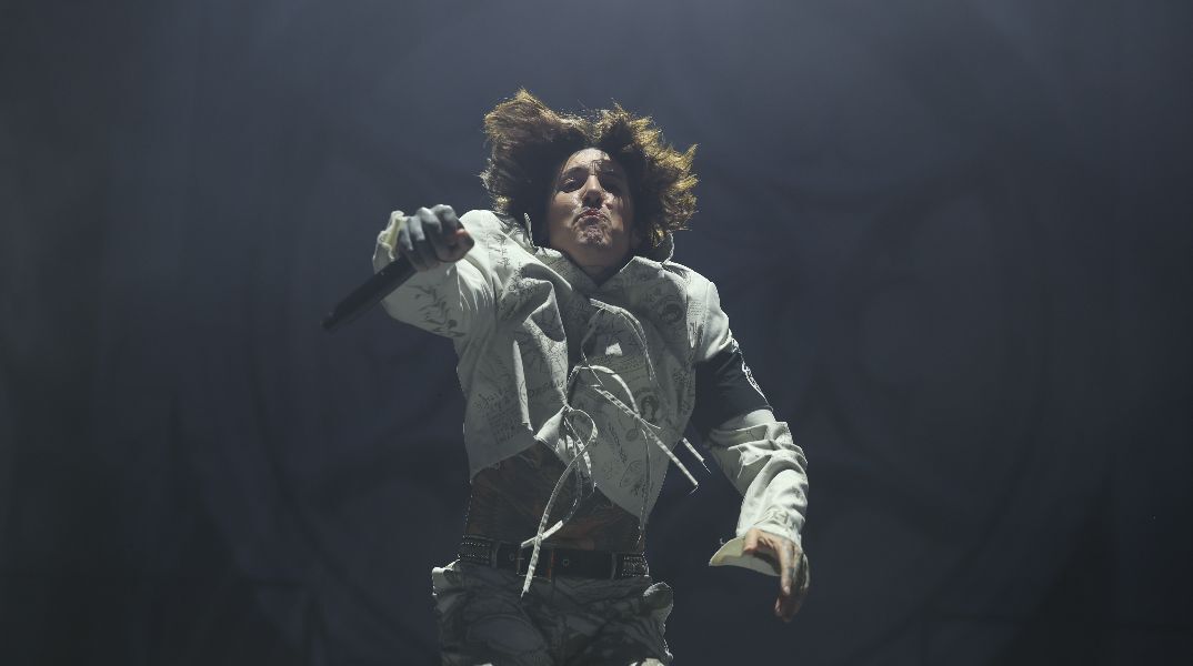Απίστευτο περιστατικό σε συναυλία των Bring Me the Horizon: Κινητό χτύπησε τον Oli Sykes και έπαθε ήπια διάσειση 