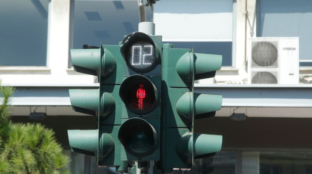 Έξυπνα φανάρια στην Αθήνα: Γιατί η πόλη μένει 30 χρόνια πίσω στη διαχείριση της κίνησης
