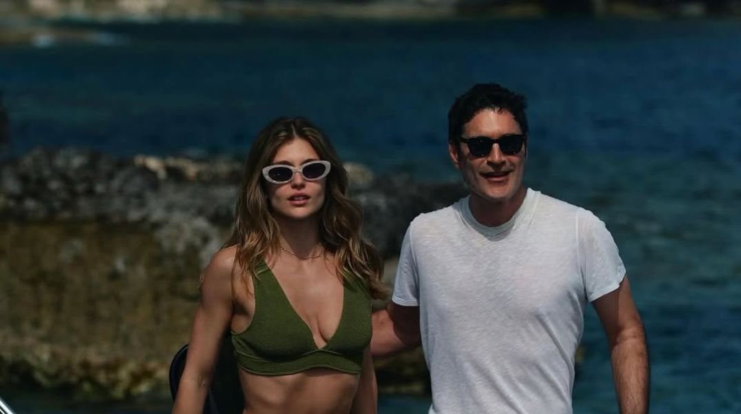 «Σχεδόν έτοιμοι» - Το στιγμιότυπο με την Κλέλια Ανδριολάτου και τον Χριστόφορο Παπακαλιάτη στα γυρίσματα του Maestro