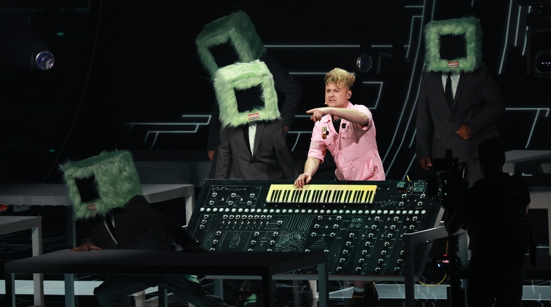 Eurovision: Ο εκκεντρικός Look Mum No Computer ξεσήκωσε το κοινό για λογαριασμό του Ηνωμένου Βασιλείου