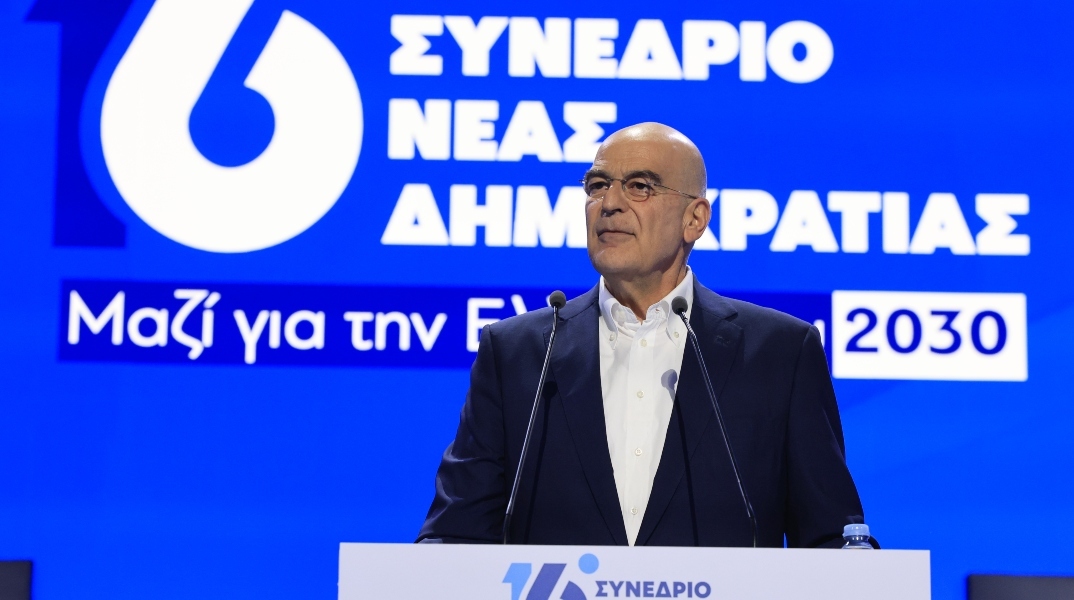 Με χειροκροτήματα ο Δένδιας στο Συνέδριο της ΝΔ: Το DNA του κόμματος και οι αιχμές για το επιτελικό κράτος 