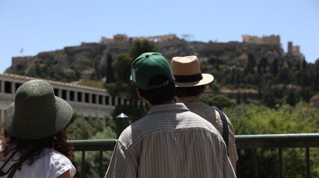 Καιρός αύριο: Καλοκαιρινές θερμοκρασίες με λίγα σύννεφα σε όλη τη χώρα