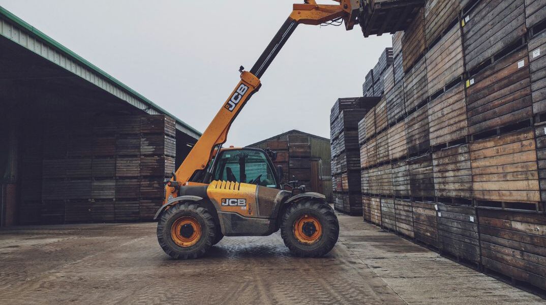 Μάχη διαδοχής στη JCB: Ο δισεκατομμυριούχος ιδιοκτήτης άφησε εκτός τον πρωτότοκο γιο του