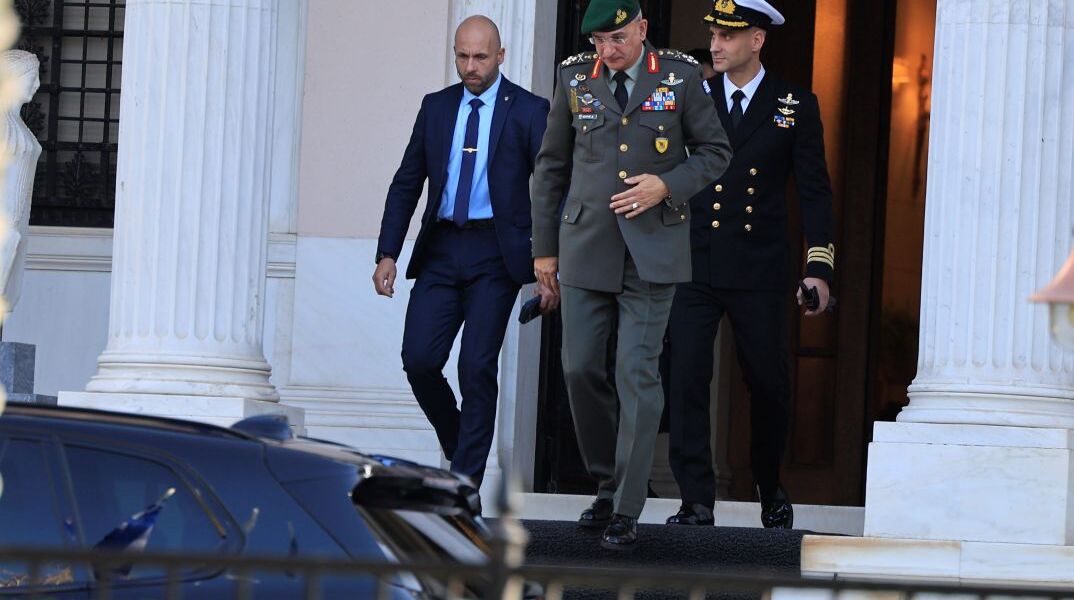 Αξιωματικοί έξω από το Μέγαρο Μαξίμου, μετά τη συνεδρίαση του ΚΥΣΕΑ