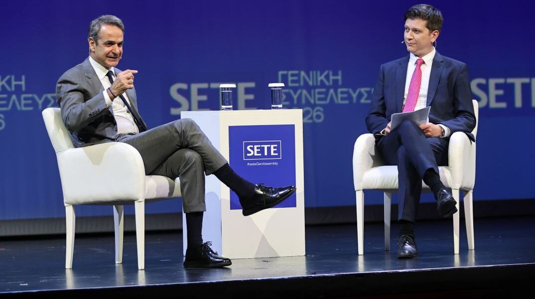 O Κυριάκος Μητσοτάκης με τον Απόστολο Μαγγηριάδη στη Γενική Συνέλευση του ΣΕΤΕ