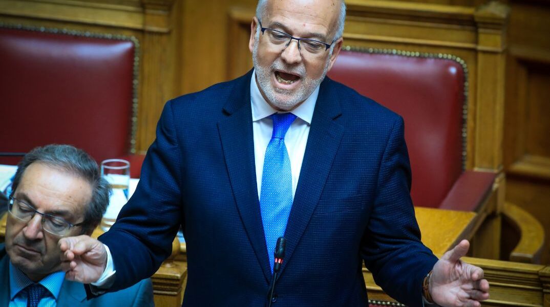Φλωρίδης: «Δεν έμεινε θεσμός που να μην έχει καταγγείλει την Κωνσταντοπούλου»