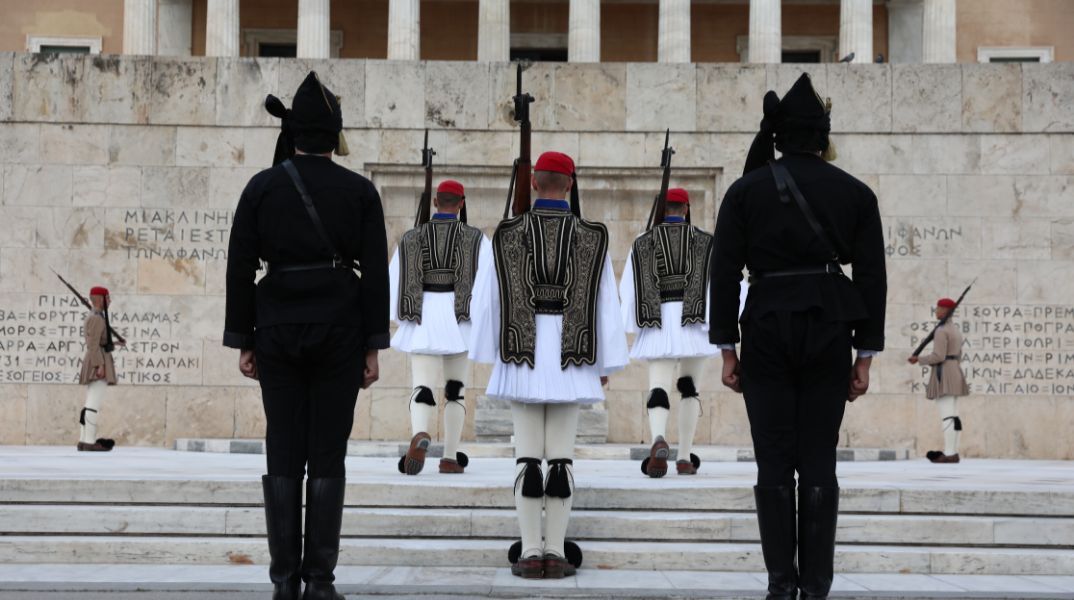 Ρίγη συγκίνησης στο Σύνταγμα - Αλλαγή φρουράς με Εύζωνες να φορούν την παραδοσιακή ποντιακή φορεσιά