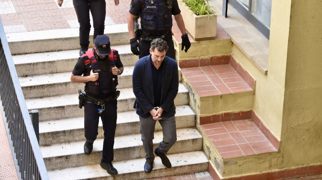 Mango: Η στιγμή που ο Τζόναθαν Άντικ οδηγείται στο δικαστήριο – Κατηγορείται για τον θάνατο του πατέρα του