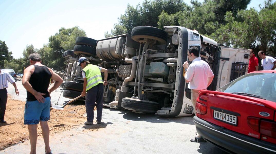 Ανατροπή φορτηγού στο Βόλο