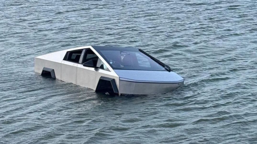 Tesla Cybertruck βούλιαξε σε λίμνη: Οδηγός δοκίμασε το «Wade Mode» και συνελήφθη