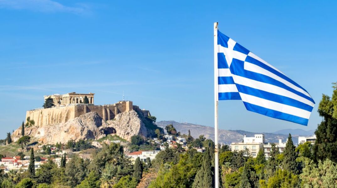 Η ελληνική σημαία μπροστά από την Ακρόπολη