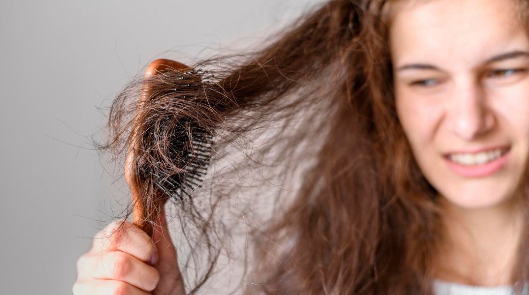 Period Hair: Μήπως αυτός είναι ο λόγος που τα μαλλιά μας δεν στρώνουν στην περίοδο;