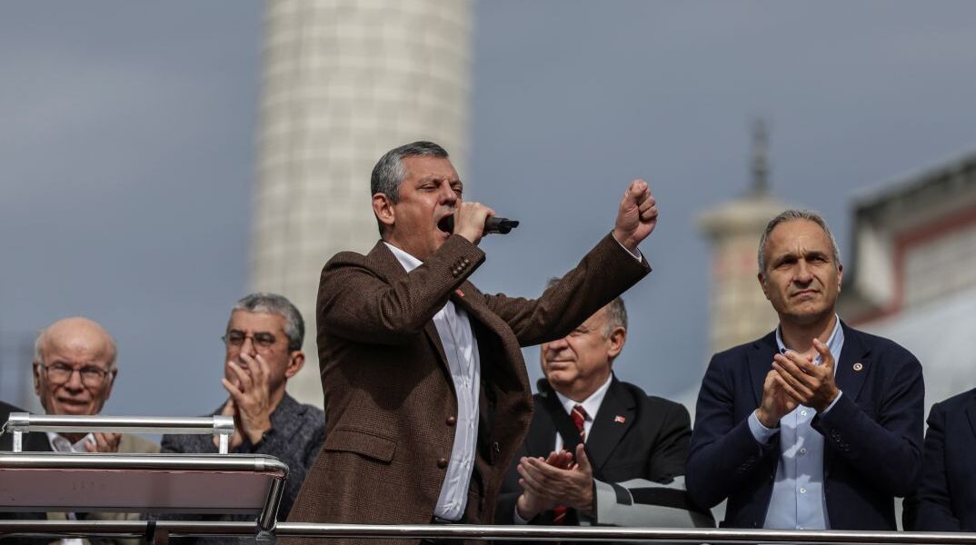 O αποπεμφθείς αρχηγός της αξιωματικής αντιπολίτευσης Οζγκιούρ Οζέλ