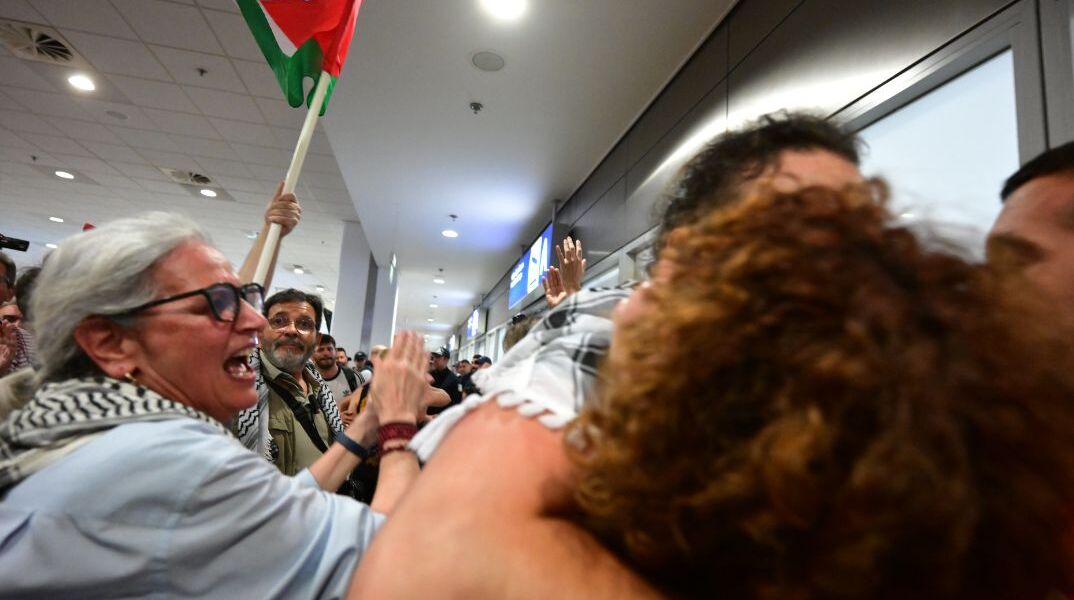 Με μέριμνα του ΥΠΕΞ επέστρεψαν στην Αθήνα οι 19 Έλληνες του «Global Sumud Flotilla»
