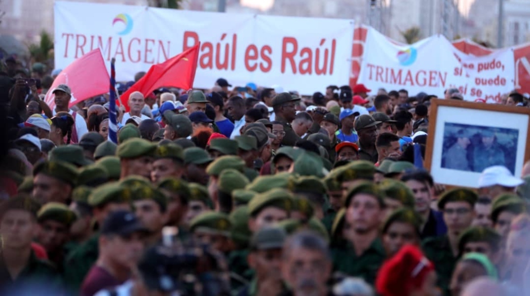 Χιλιάδες Κουβανοί έξω από την αμερικανική πρεσβεία στην Αβάνα σε διαδήλωση υπέρ του Ραούλ Κάστρο	