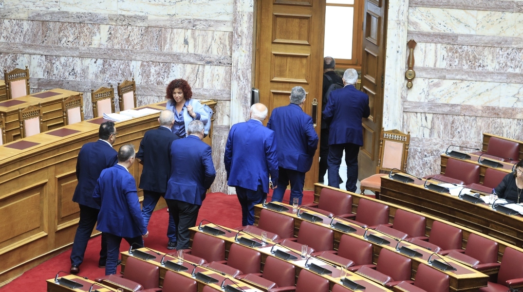 Μαρινάκης για την αποχώρηση ΠΑΣΟΚ και ΣΥΡΙΖΑ από τη Βουλή: Επέλεξαν τις φωνές και τη φυγή