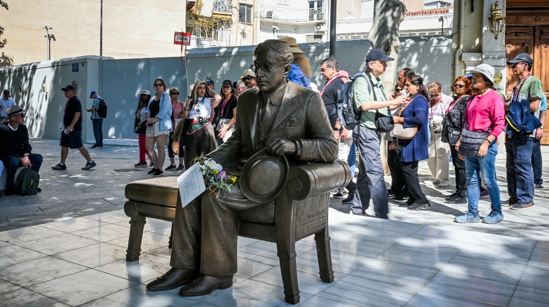 Άγνωστοι βανδάλισαν το άγαλμα του Καβάφη έναν μήνα μετά την τοποθέτησή του