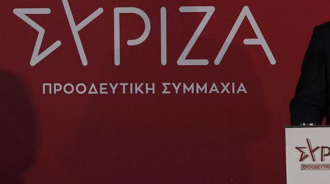 Ο ΣΥΡΙΖΑ βλέπει «παράκεντρα εξουσίας» στην παραμονή Στουρνάρα