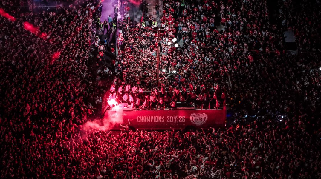 Ολυμπιακός: Αποθέωση ηρώων από 100.000 οπαδούς σε ένα ολονύχτιο πάρτι