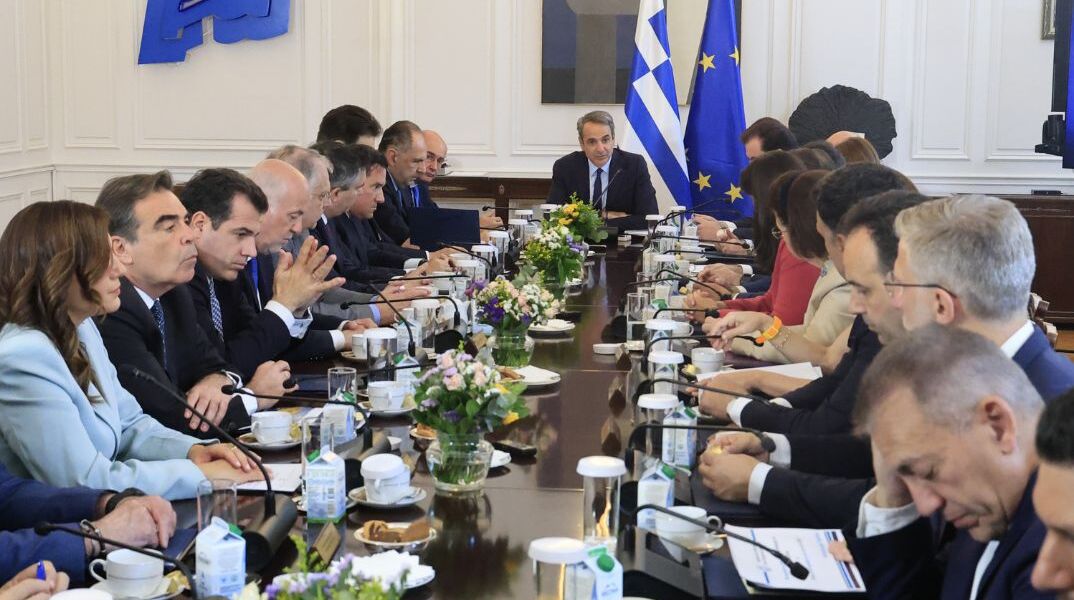 Υπουργικό Συμβούλιο: Ισότητα στις αμοιβές, Τεχνητή Νοημοσύνη, ξένες επενδύσεις και νέα μέτρα για Υγεία και ακίνητα
