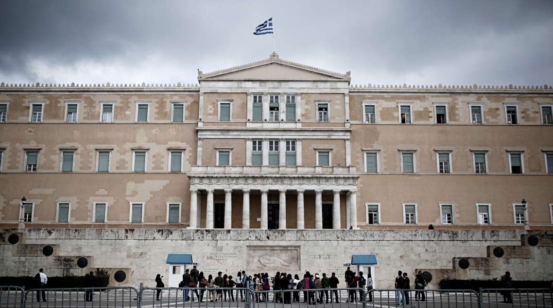 Δημοσκόπηση Interview: 13 μονάδες προβάδισμα για τη ΝΔ - Οριακά στη 2η θέση ο Τσίπρας