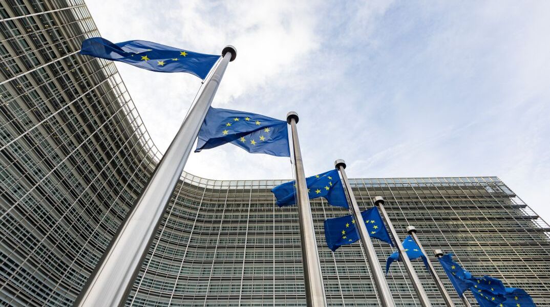 Σημαίες της ΕΕ έξω από το κτήριο της Κομισιόν, στις Βρυξέλλες