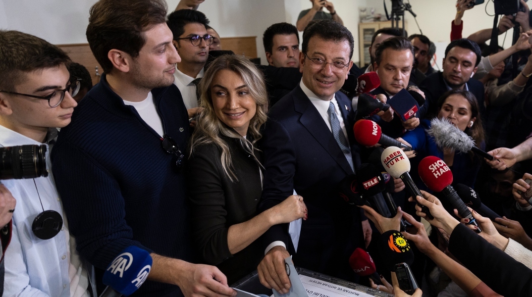 Τουρκία: «Ο λαός ζητά αλλαγή» δηλώνει η σύζυγος του Εκρέμ Ιμάμογλου ασκώντας 