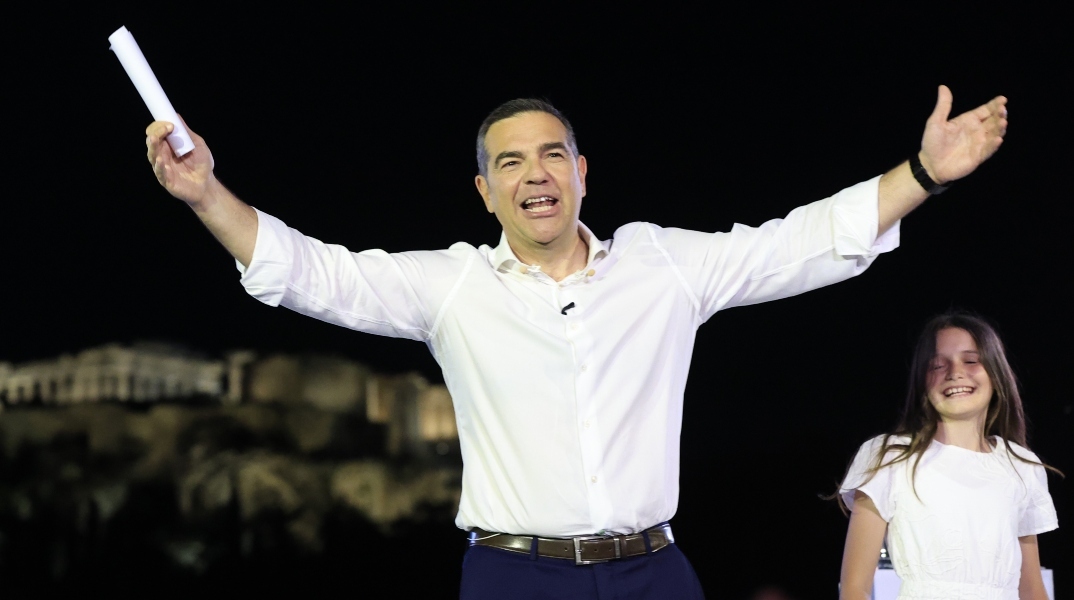 Αν θέλετε να μάθετε τις θέσεις του κόμματος Τσίπρα, καλέστε το 100 – Δείτε το βίντεο της ΚΝΕ για την ΕΛΑΣ