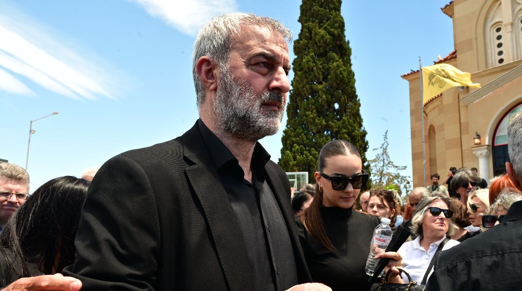 Κηδεία Γωγώς Μαστροκώστα: Λύγισε η Κρίστι Κρανά, «υποκλίνομαι στον Τραϊανό Δέλλα»