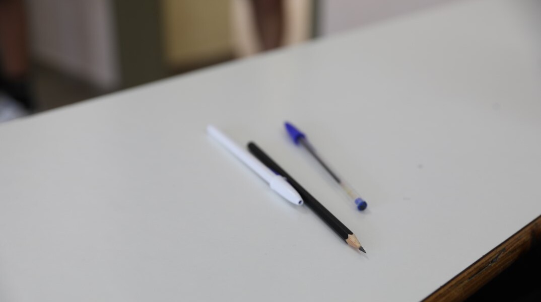 Στυλό σε θρανίο για τις Πανελλήνιες