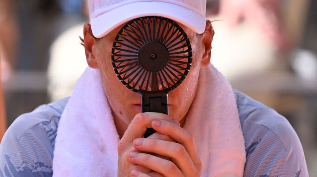 Μεγάλη έκπληξη στο Roland Garros: Ο Σίνερ λύγισε από τη ζέστη και έμεινε εκτός τουρνουά