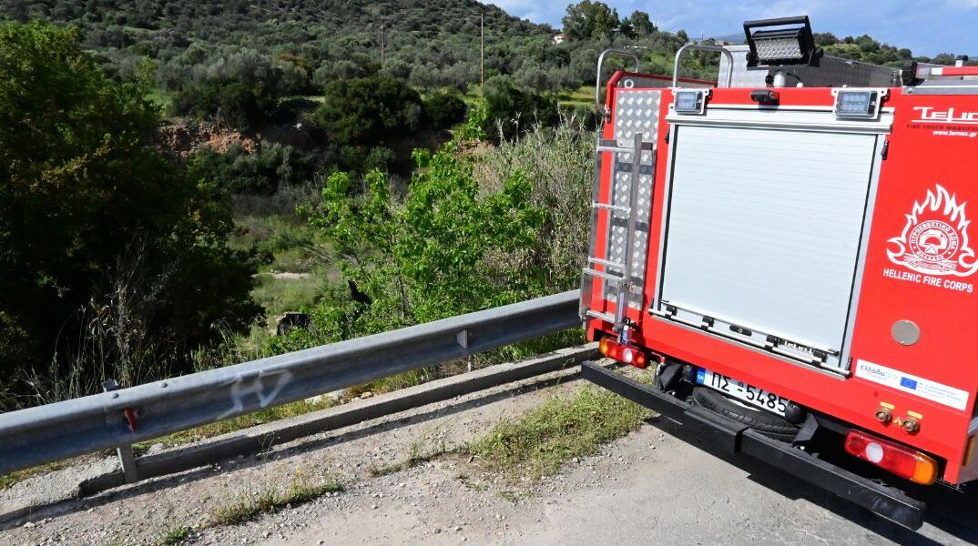Φωτιά στους Αγίους Θεοδώρους: Κλειστή λωρίδα στην Αθηνών–Κορίνθου και διακοπή του Προαστιακού