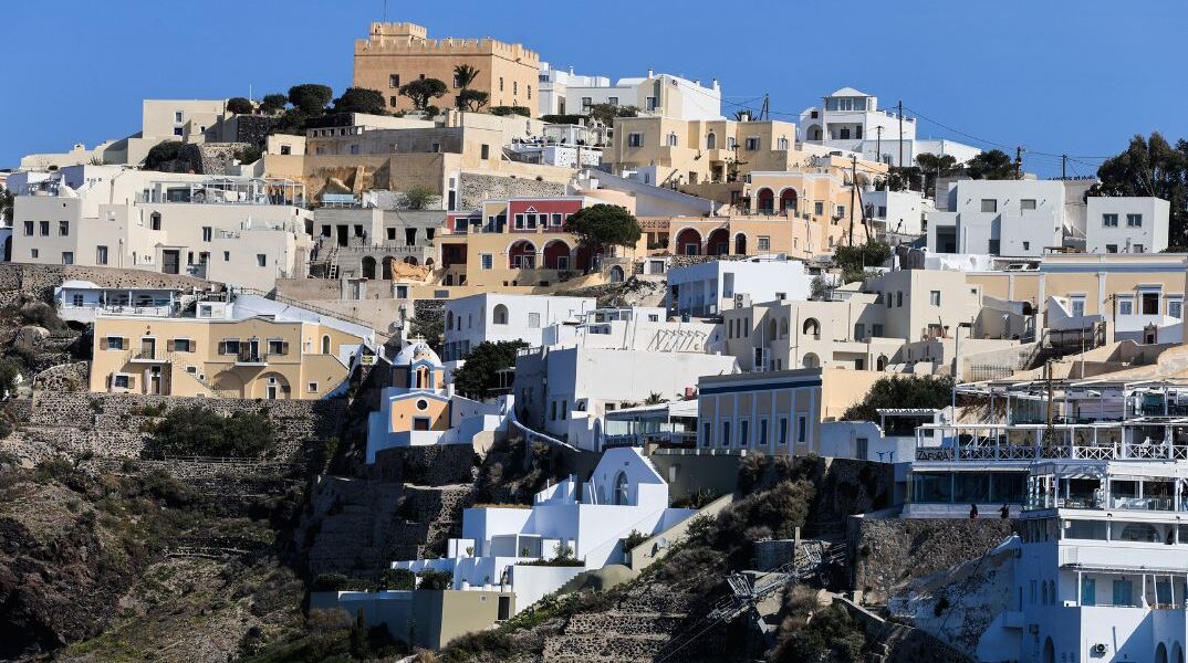 Σαντορίνη: Βρετανίδα σκόρπισε στάχτες αγαπημένου προσώπου στα σοκάκια της Οίας