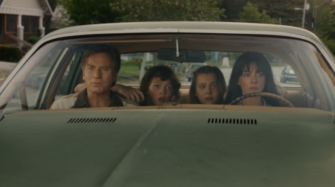 Κυκλοφόρησε το τρέιλερ του «The End of Oak Street» με την Αν Χάθαγουεϊ και τον Γιουάν ΜακΓκρέγκορ
