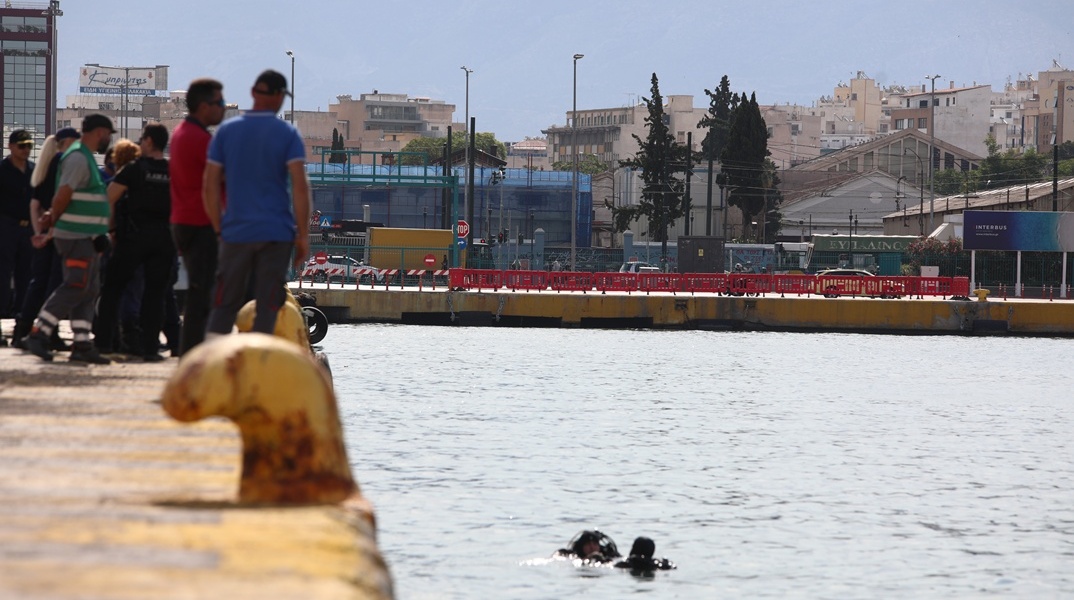 Επιχείρηση μετά την πτώση οχήματος στο λιμάνι του Πειραιά