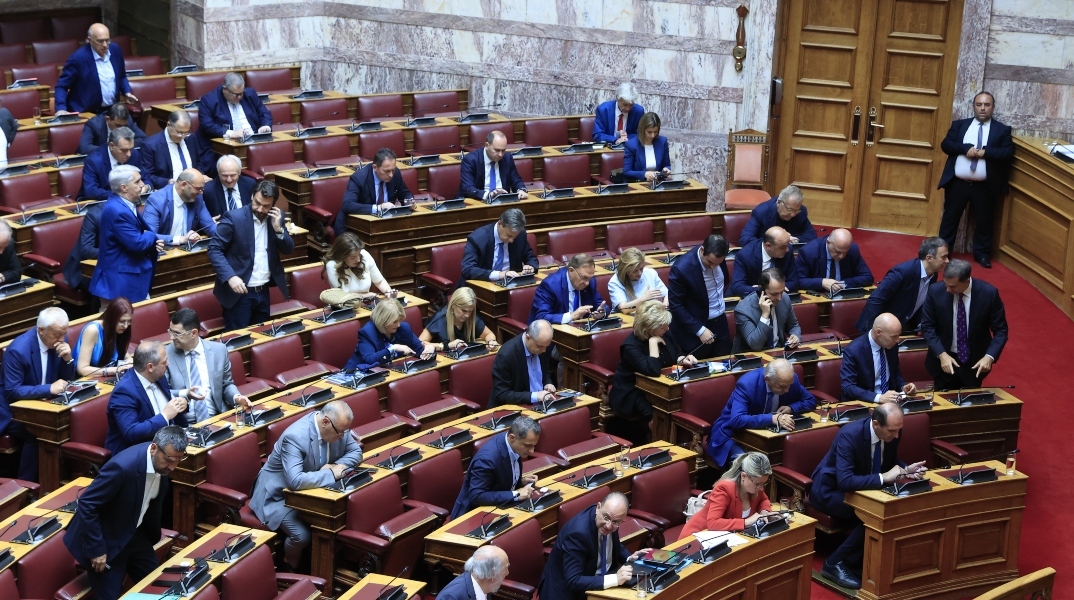 Πέρασε από την επιτροπή της Βουλής το νομοσχέδιο για το μεταναστευτικό με τις ψήφους της ΝΔ