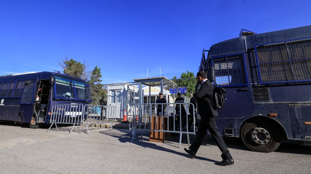 Τέμπη: Αναβλήθηκε επ’ αόριστον η δίκη του ελεγκτή της Εθνικής Αρχής Διαφάνειας
