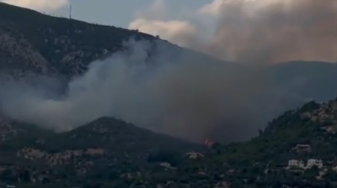 Βελτιωμένη η εικόνα της πυρκαγιάς στην Περαχώρα Κορινθίας