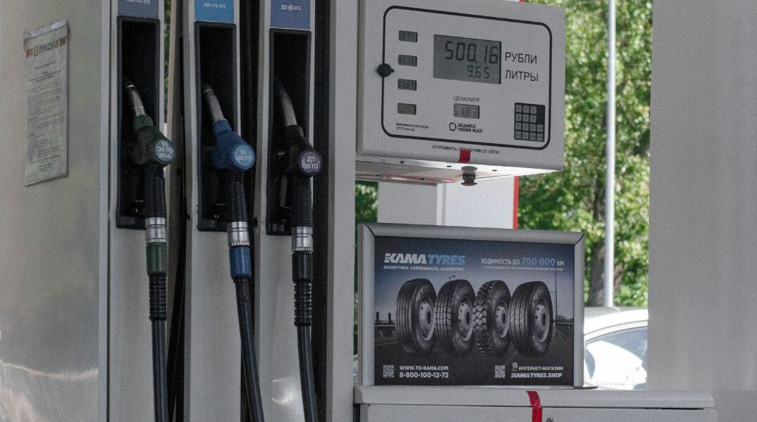 Ουρές στα πρατήρια και φόβοι για ελλείψεις καυσίμων στη Ρωσία