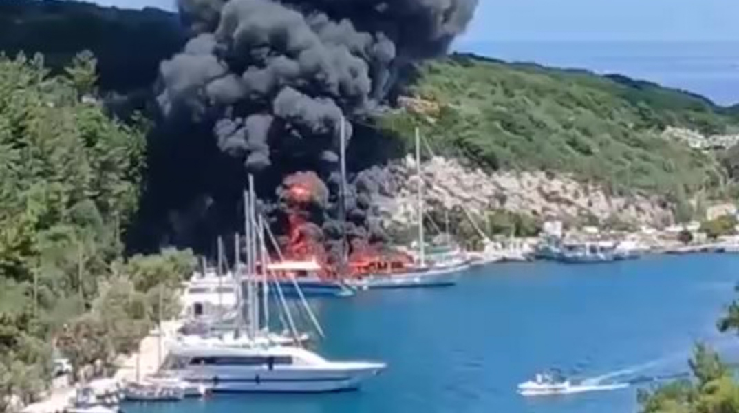 Παξοί: Φωτιά σε δύο σκάφη στο λιμάνι Γάιος	