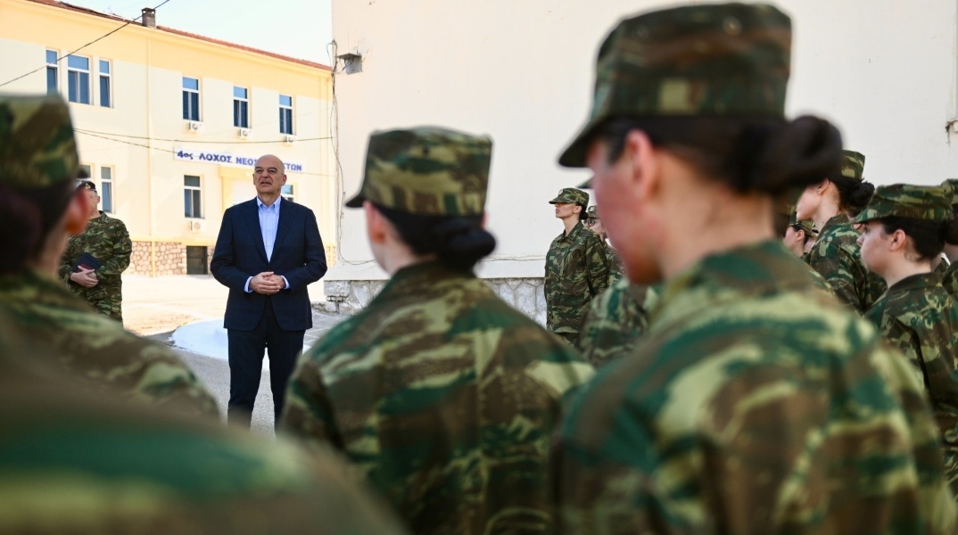 Συνάντηση Δένδια με τις πρώτες γυναίκες που παρουσιάστηκαν εθελοντικά στον Στρατό Ξηράς