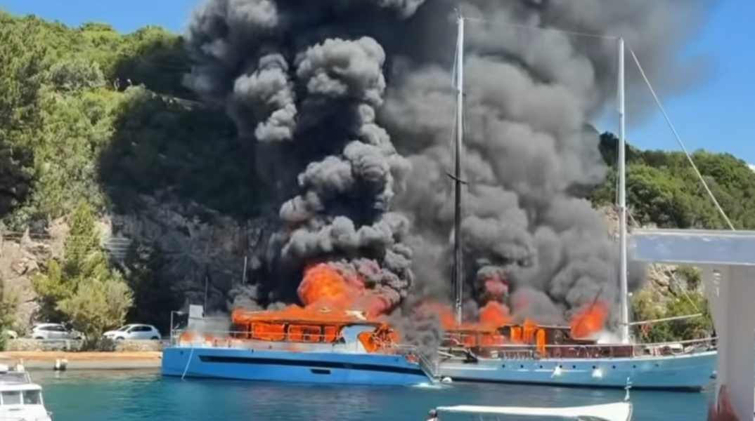Τουριστικά σκάφη τυλίχθηκαν στις φλόγες στο λιμάνι των Παξών -Βίντεο