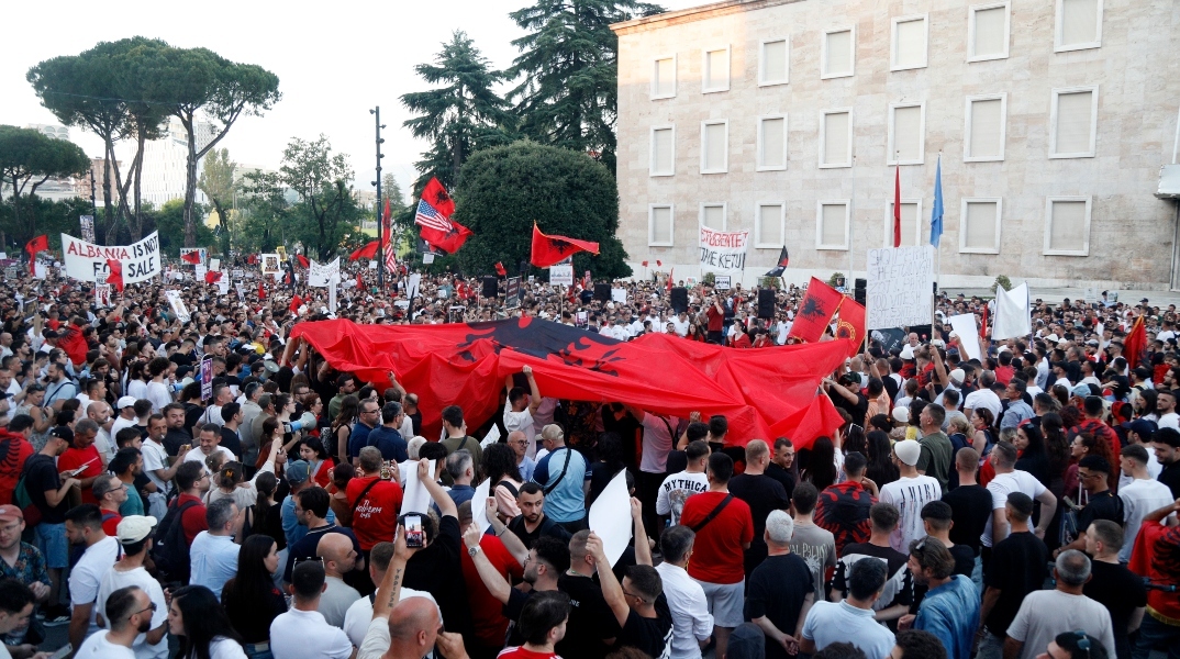 Αλβανία: Εντάλματα σύλληψης για 20 άτομα που φέρονται να συνδέονται με το θέρετρο Κούσνερ