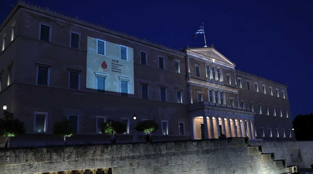Φωταγώγηση της Βουλής για τον εορτασμό της Παγκόσμιας Ημέρας Εθελοντή Αιμοδότη