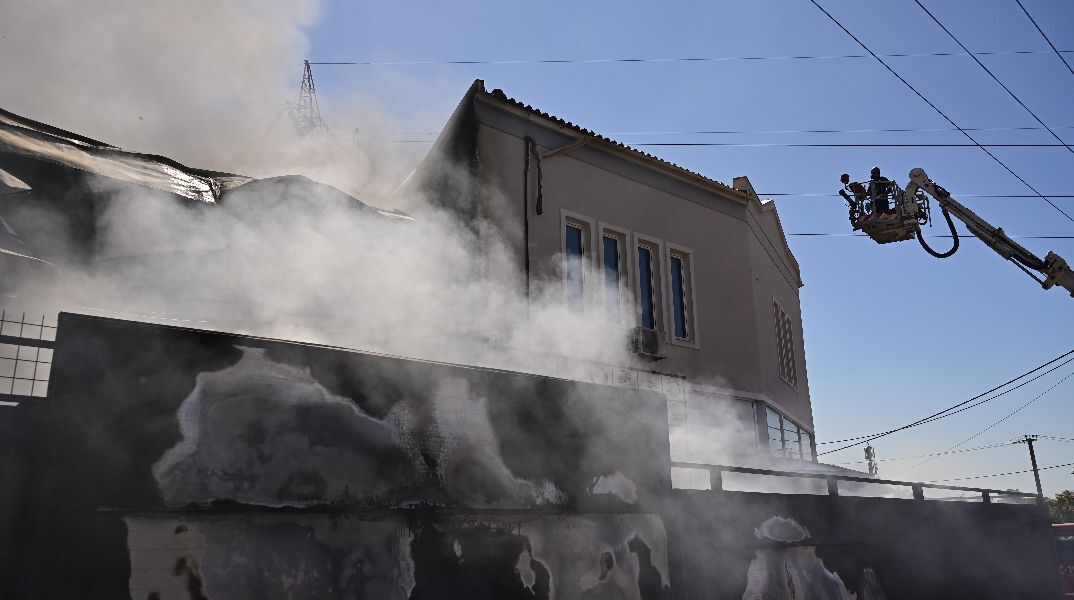 Μενίδι: Ποιοι δρόμοι έχουν κλείσει λόγω της πυρκαγιάς σε κατάστημα με ανταλλακτικά αυτοκινήτων