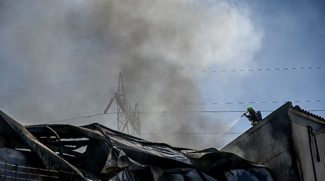 Καλύτερη εικόνα παρουσιάζει η φωτιά που ξέσπασε σε κατάστημα με ανταλλακτικά αυτοκινήτων στο Μενίδι