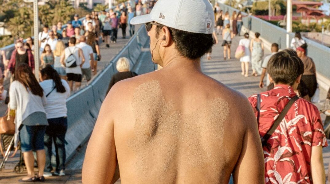 Γαλλία: Πρόστιμο έως 150 ευρώ στους τουρίστες που κυκλοφορούν χωρίς μπλούζα