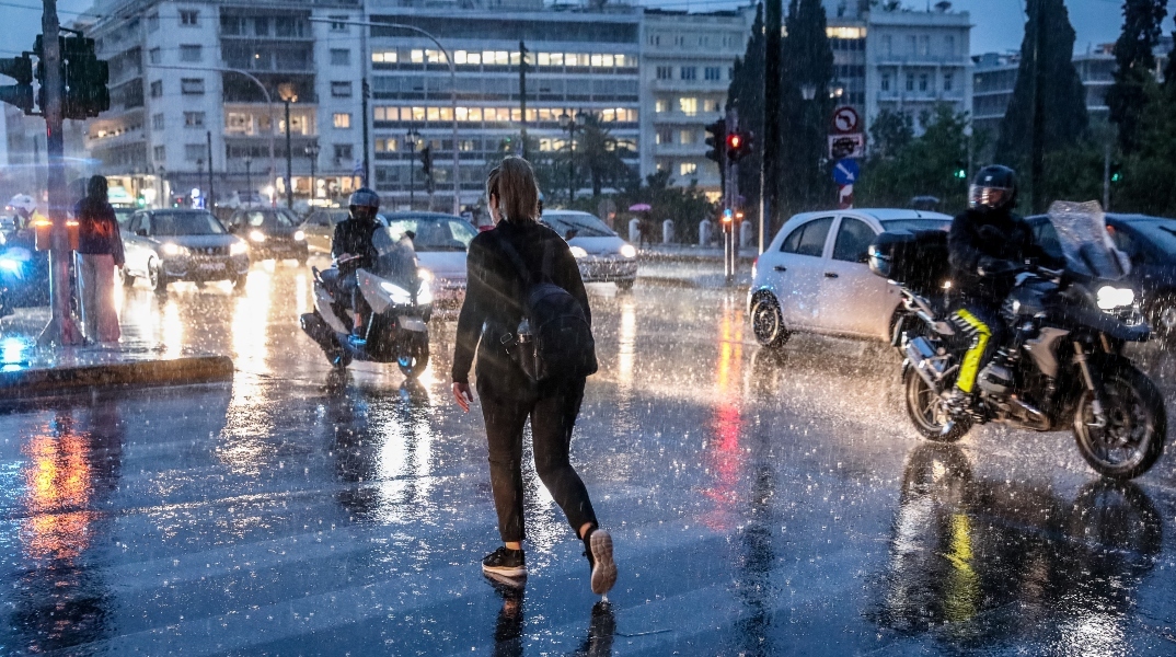 Καιρός αύριο: Μικρή άνοδος της θερμοκρασίας με βροχές και καταιγίδες 